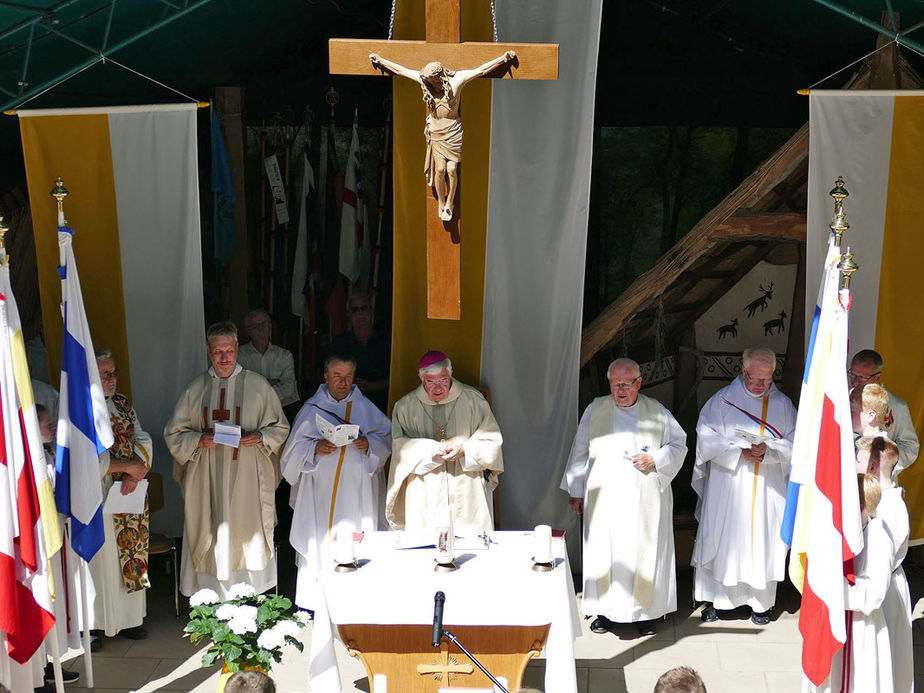 Festgottesdienst zum 1.000 Todestag des Heiligen Heimerads auf dem Hasunger Berg (Foto: Karl-Franz Thiede)